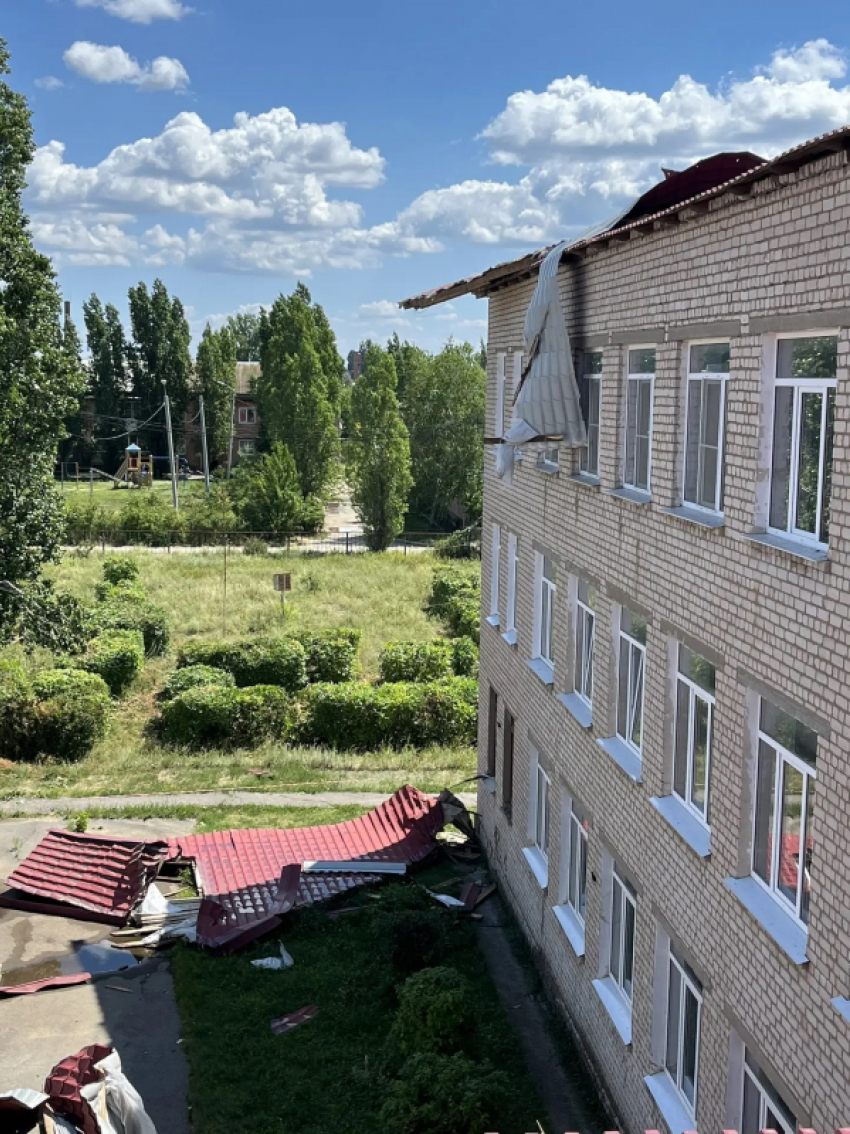 В Камышинском районе устраняются последствия урагана, сорвавшего крышу в школе города Петров Вал и наделавшего других неприятностей