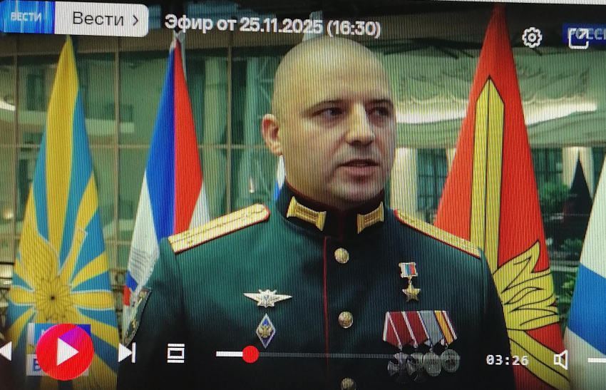 Гвардии капитану Евгению Мельнику из 33-го полка, дислоцирующегося в Камышине, сегодня, 25 ноября, в Москве вручили Звезду Героя России