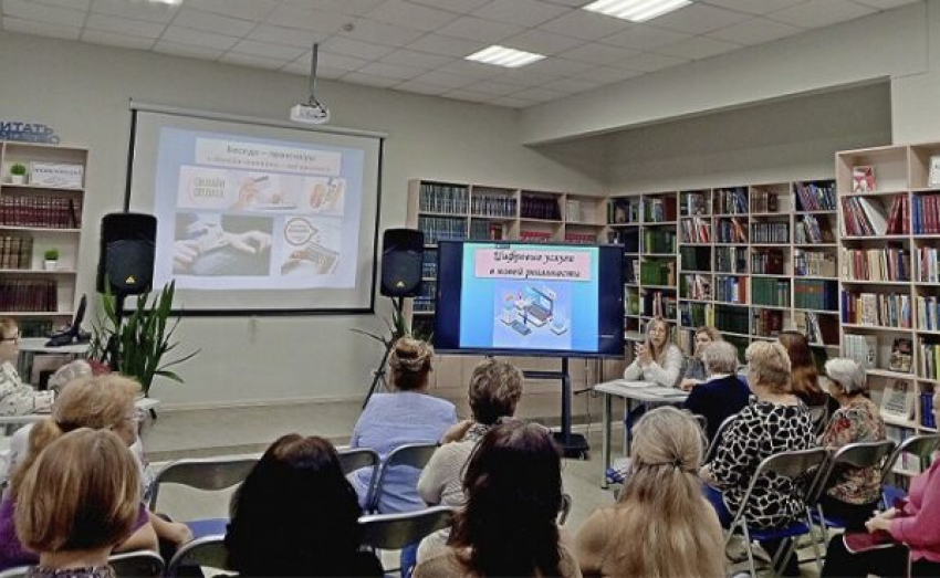 В Камышине специалисты Сбера в библиотеке учили пенсионеров платить за ЖКХ электронно