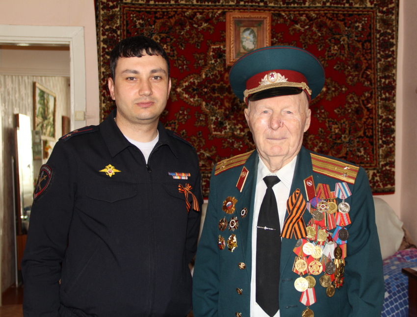 Начальник камышинской полиции Дмитрий Дегтярев приехал с благодарственным письмом и подарком в гости к ветерану накануне Дня Победы