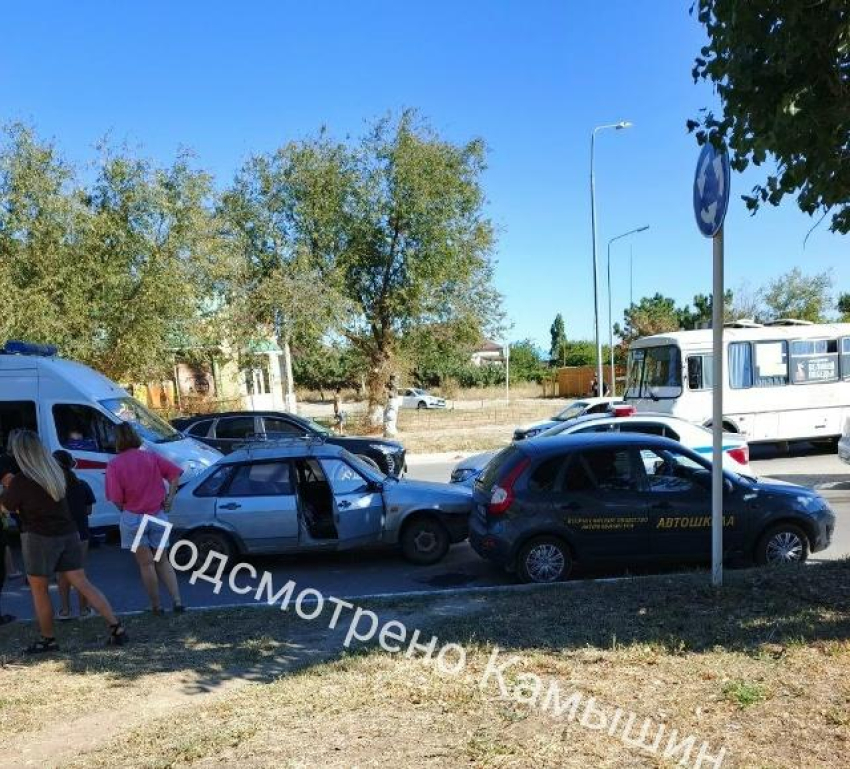 Камышане пишут в соцсетях, что устроил большегруз с отказавшими тормозами на улице Волгоградской в городе