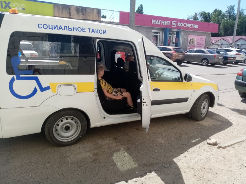 Камышин получил новый комфортный автомобиль для социального такси