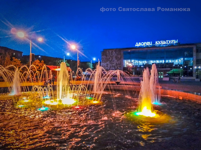 В Камышине по случаю праздника подсветили фонтаны у Дворца культуры «Текстильщик"