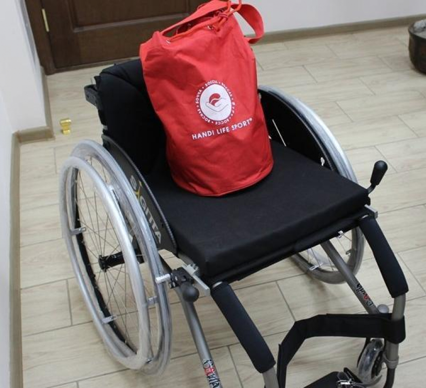 Камышинским спортсменам-инвалидам «ЛУКОЙЛ» купил коляску-трансформер для тренировок
