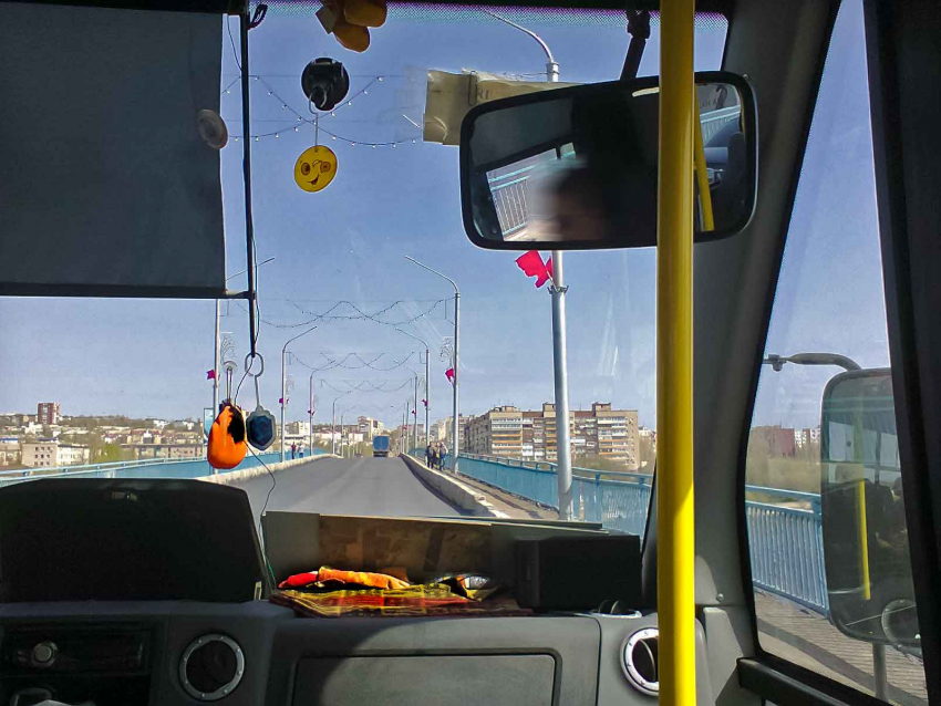 На Бородинском мосту появились крошечные красные флажки: это и все украшение к Первомаю? - камышанка