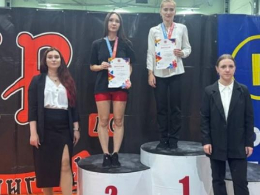 Камышинские силачи и силачки на чемпионате по пауэрлифтингу вызвали восторг у зрителей