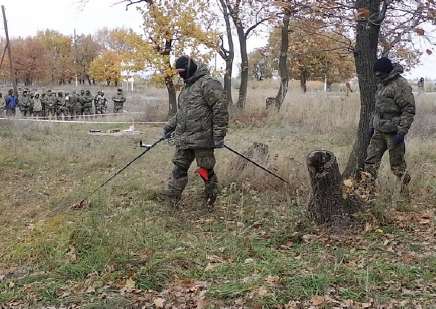 В Волгоградской области мобилизованные военнослужащие определяют минно-взрывные заграждения и прокладывают безопасные маршруты