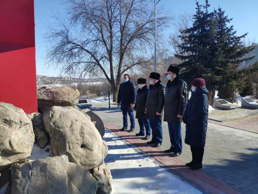 Камышинский городской прокурор Александр Киселев и его коллеги пришли поклониться памяти ушедших бойцов-камышан