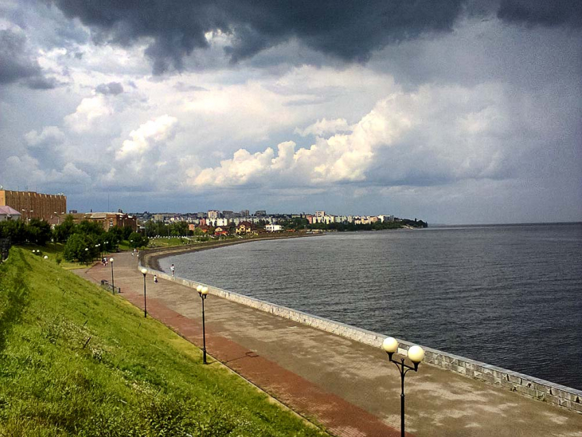 ГУ МЧС по Волгоградской области объявило штормовое предупреждение, но кому повезет с дождями - не уточняется