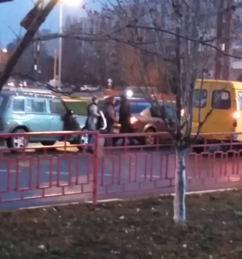 Утром в час пик в Камышине на Комсомольской площади одна легковушка неудачно «догнала» другую