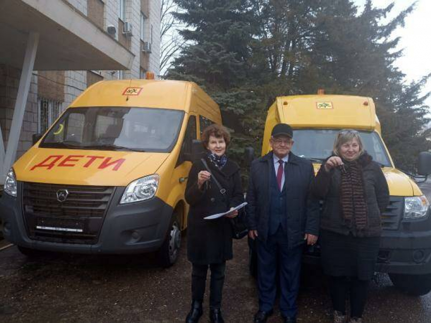 Два директора школ из глубинки Камышинского района похвалились ключами от новеньких школьных автобусов