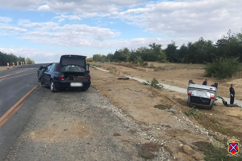 На автодороге Камышин - Волгоград автомобиль пенсионера вылетел на «встречку» и снес машину молодого водителя