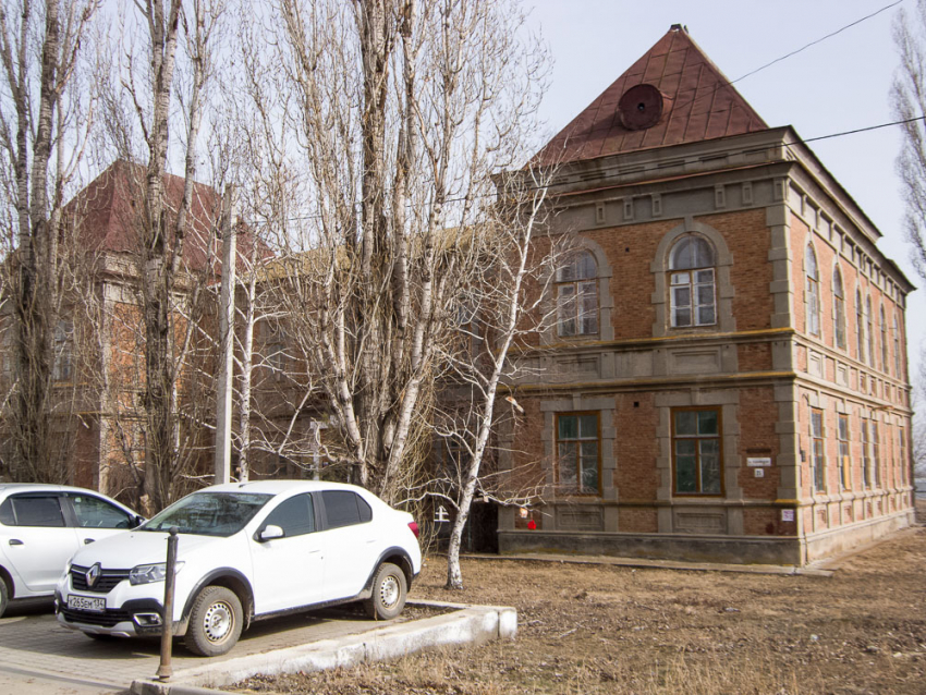 Администрация Камышина в очередной раз бросила клич среди охотников за стариной: продается здание Пушкинской школы, недорого