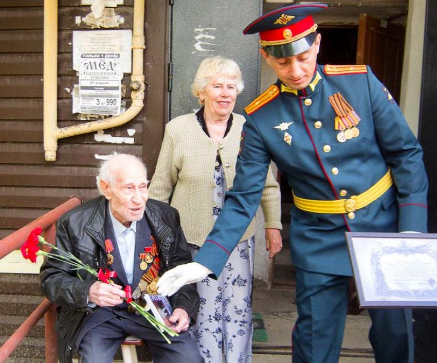 Военные и юнармейцы пришли сегодня, 7 мая, к дому героя Великой Отечественной Павла Алексеевича Андреева парадным маршем и с цветами