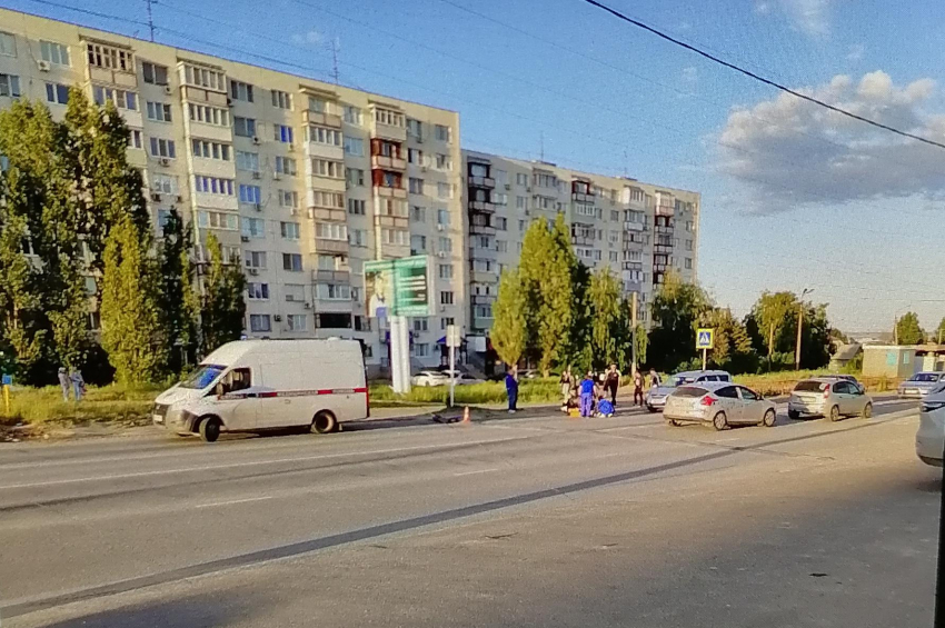 В Камышине «скорая", полиция и любопытные столпились на улице Базарова: говорили о ДТП с участием самокатчика