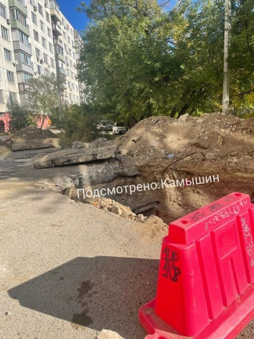 В Камышине жителей напрягают опасные котлованы посреди густонаселенного жилого микрорайона