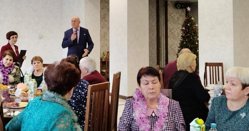 Спикер Камышинской городской думы Владимир Пономарев поднял бокал и сфотографировался с ветеранами-текстильщиками