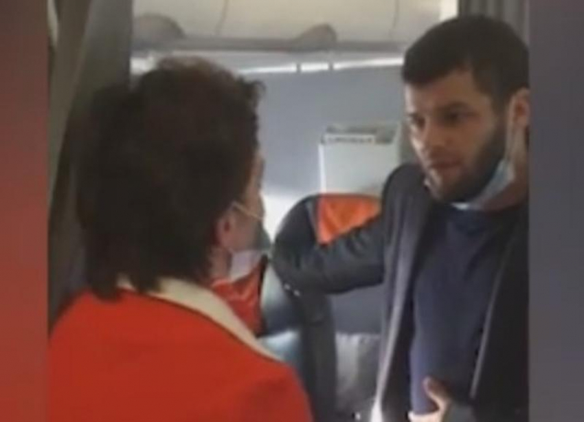 Самолет из Сочи экстренно приземлился в Волгограде: на борту произошел конфликт с дебоширом (ВИДЕО)