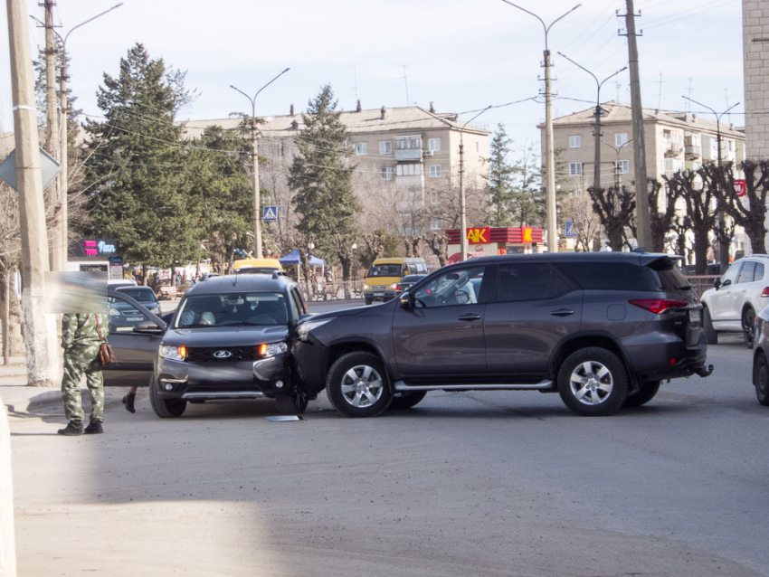 В Камышине на улице Ленина при повороте на улицу Крупской не «разъехались» «Тойота» и «Ларгус"