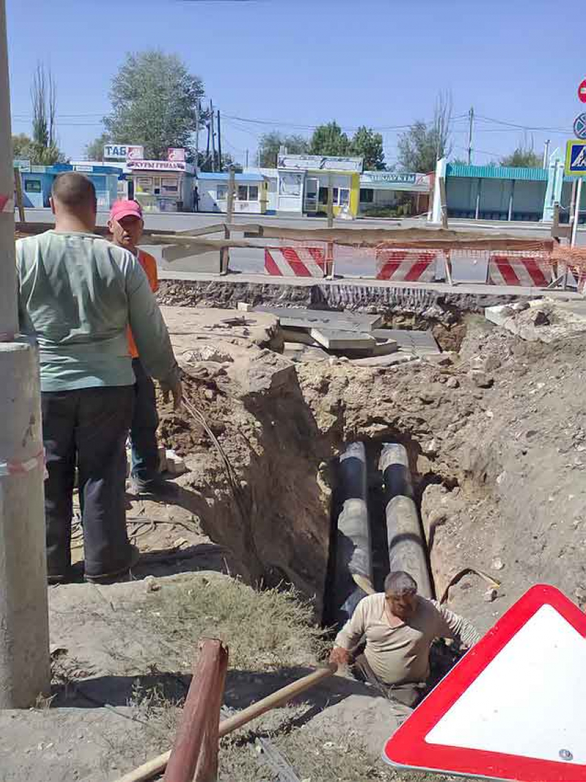 В Камышине подрядчики энергетиков начали «сворачиваться» на улице Текстильной, где все лето шел ремонт участка теплотрассы