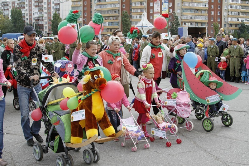 Администрация Камышина зовет молодые семьи на парад детских колясок «Арбузные малыши» 25 августа