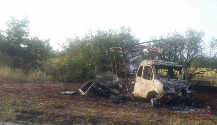 Водители чудом уцелели в столкнувшихся и загоревшихся машинах на трассе между Волгоградом и Камышином