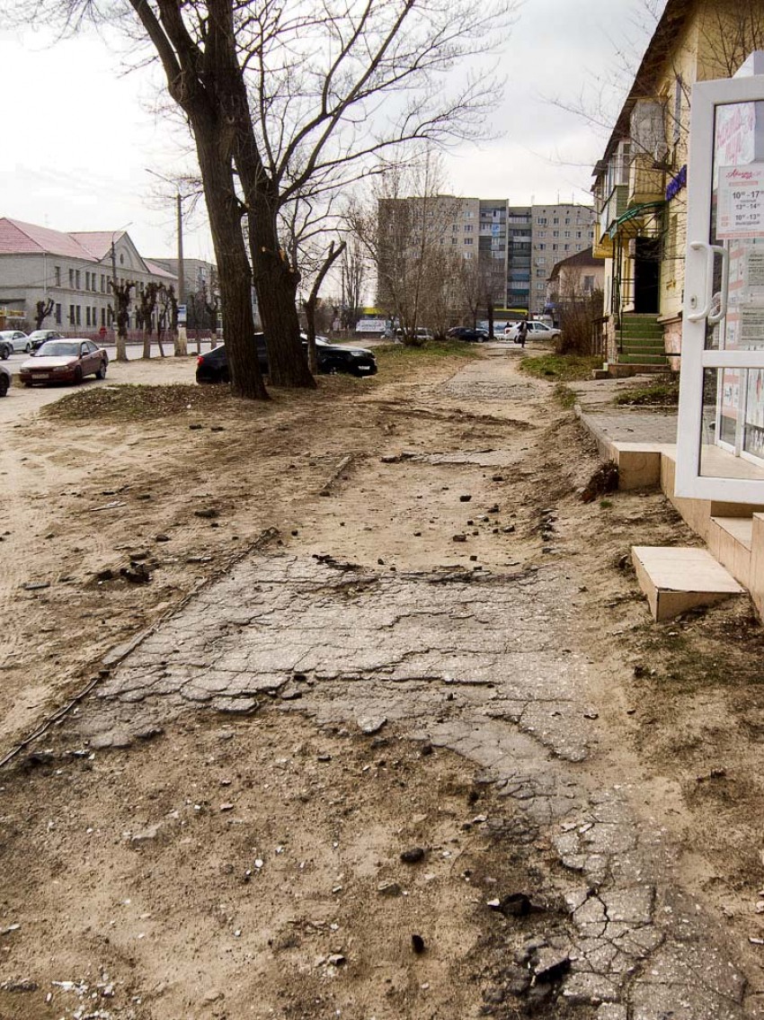 Интересно, что думают архитекторы Камышина по поводу «разбомбленного» участка улицы Пролетарской в районе «Кометы"? - камышанин