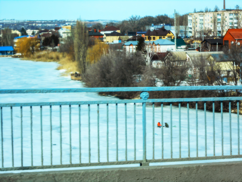 В Камышине, несмотря на опасные промоины на замерзшей реке, ее всю «изрешетили» ледобурами рыбаки (ВИДЕО)