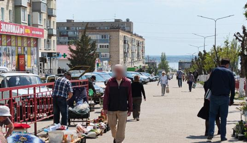В результате инцидента на стихийном рынке на тротуаре на улице Ленина, о закрытии которого давно говорили камышане, пострадали трое горожан