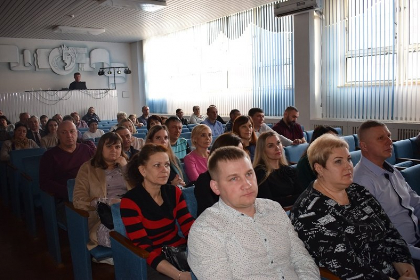 Кто из камышинских коммунальщиков получил благодарность главы города за ликвидацию «фонтанирующей» аварии на улице Некрасова 7-8 марта