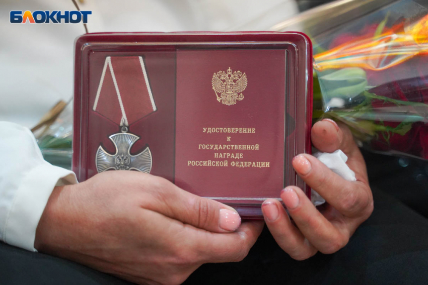 В Камышине супруге погибшего в СВО старшего сержанта Олега Михайличенко передали орден Мужества, которым героя наградили посмертно
