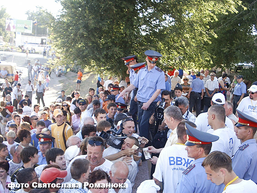 В годовщину смерти Жириновского камышане вспоминают, как Владимир Вольфович раздавал деньги у железнодорожного вокзала в Камышине