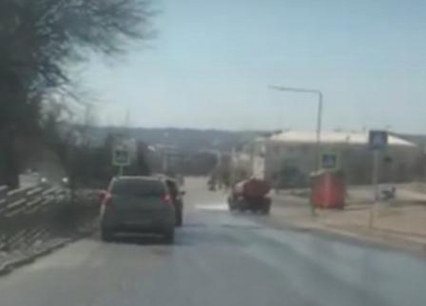 В Камышине на улицах появились машины, обеззараживающие асфальтовое полотно