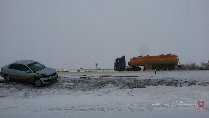 У границы Камышинского района МАН не уступил дорогу «Киа Рио",  женщине-водителю с легковушки пришлось оказывать медпомощь
