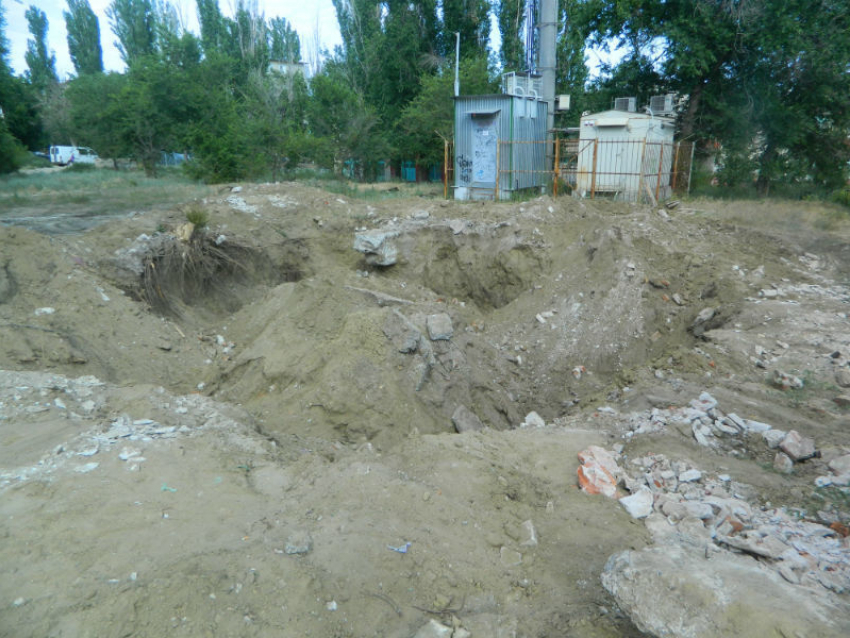Таинственные раскопки в центре Камышина: в администрации не знают, кто выкопал яму