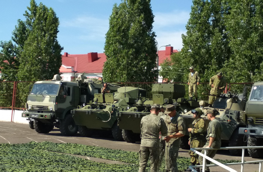 В Камышине на стадионе «Авангард» начались репетиции военного шоу ко Дню ВДВ
