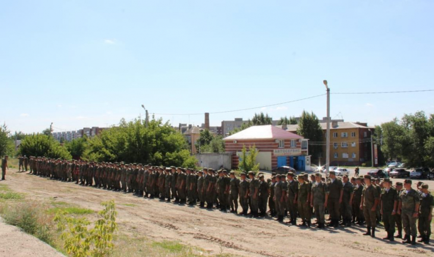 В Камышине на перроне торжественно и радушно встретили воинский эшелон с десантниками, вернувшимися из длительной командировки