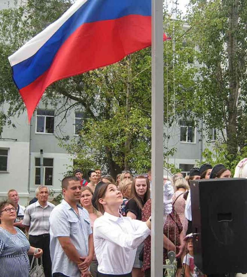 В Камышине на первосентябрьских линейках у школ подняли российский флаг