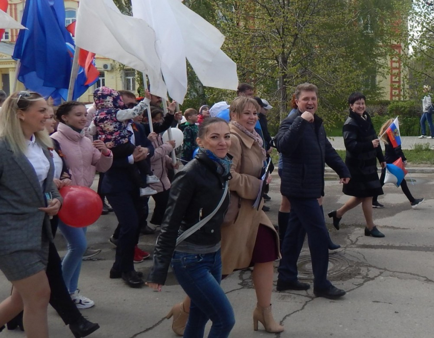 В Камышине профсоюзы и «Единая Россия» начали первомайский марш  под песню про медведей из «Кавказской пленницы"