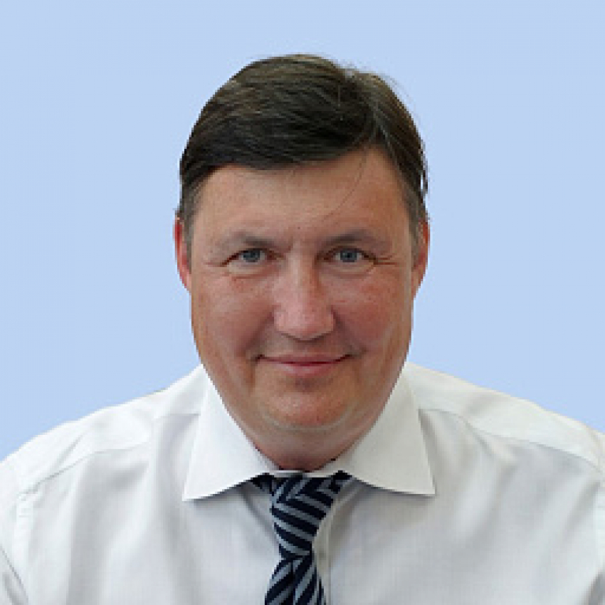 Председатель комиссии по вопросам регламента и парламентского контроля Облдумы Александр Осипов приехал в Камышин «принять» премьеру драмтеатра