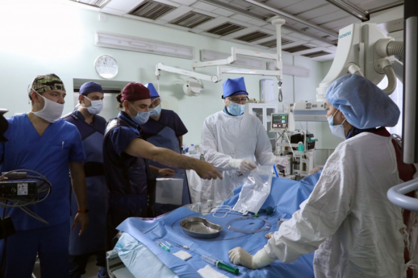  Без разрезов и наркоза: волгоградские хирурги освоили новый метод удаления тромбов