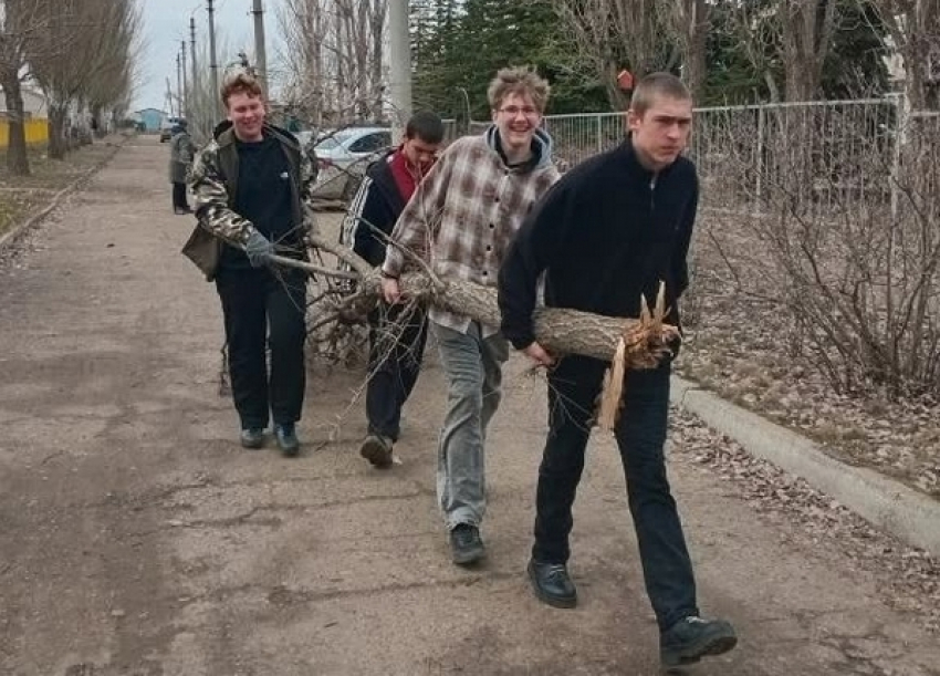 В Камышинском районе на субботнике парни из школы в поселке Госселекционной станции стали героями суперкадра