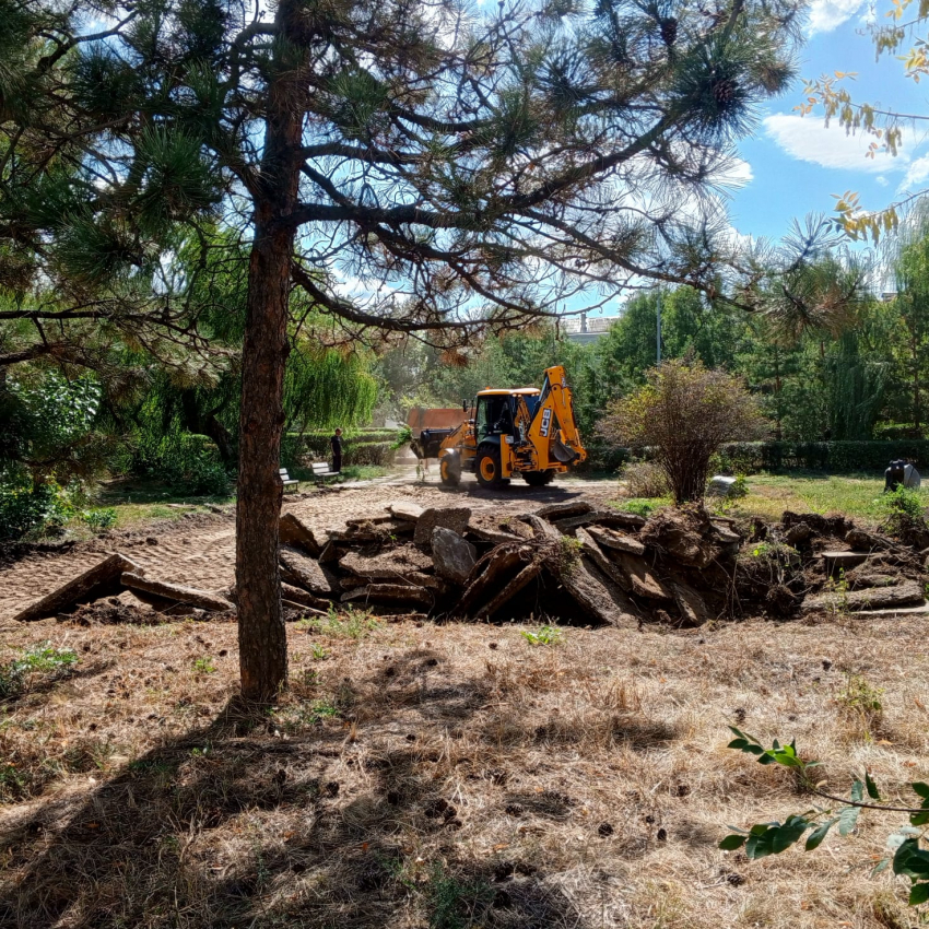 По какому случаю в сквер на площади Павших борцов в Камышине загнали тяжелую технику? (ВИДЕО)