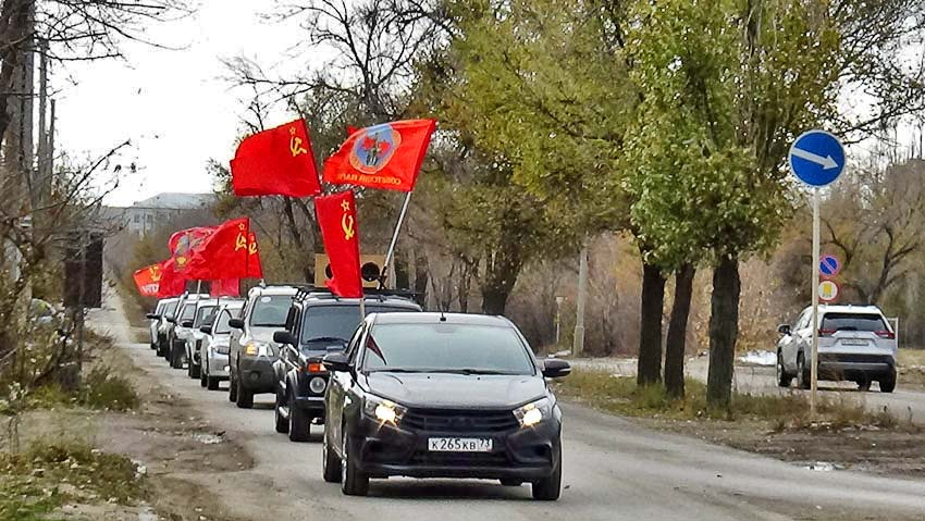 В Камышине 7 ноября горожане наблюдали колонну празднично украшенных автомобилей