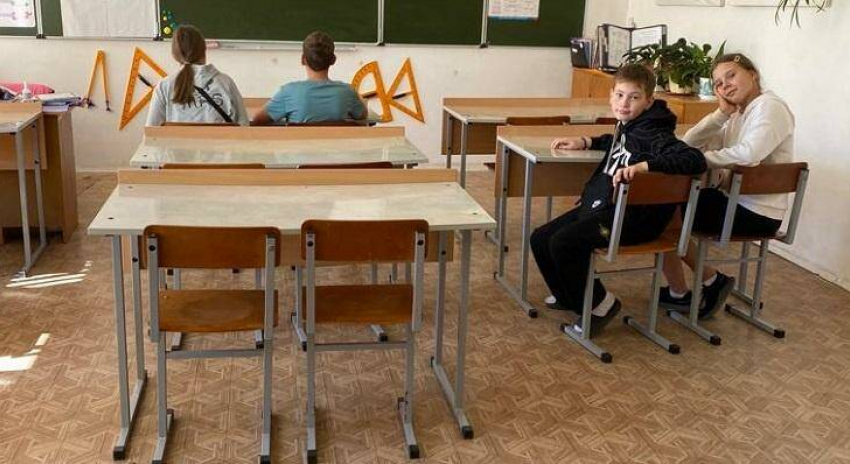 В Камышинском районе сельской учительнице, «уволившей» главного чиновника от образования в результате конфликта, поменяли мебель-рухлядь в классе