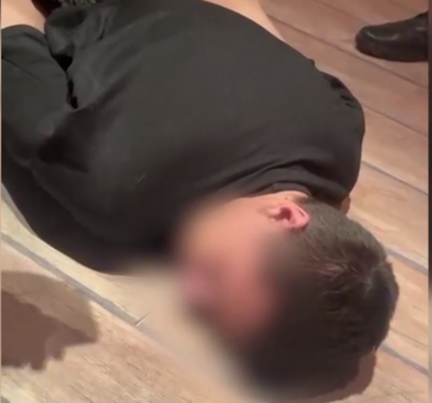 Лицом в пол уложили силовики пособников телефонных мошенников, - «Блокнот Волгограда» (ВИДЕО)