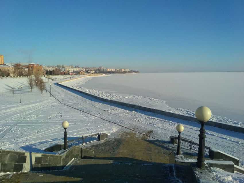 В Камышине за минувшую морозную ночь окончательно встала скованная льдом Волга
