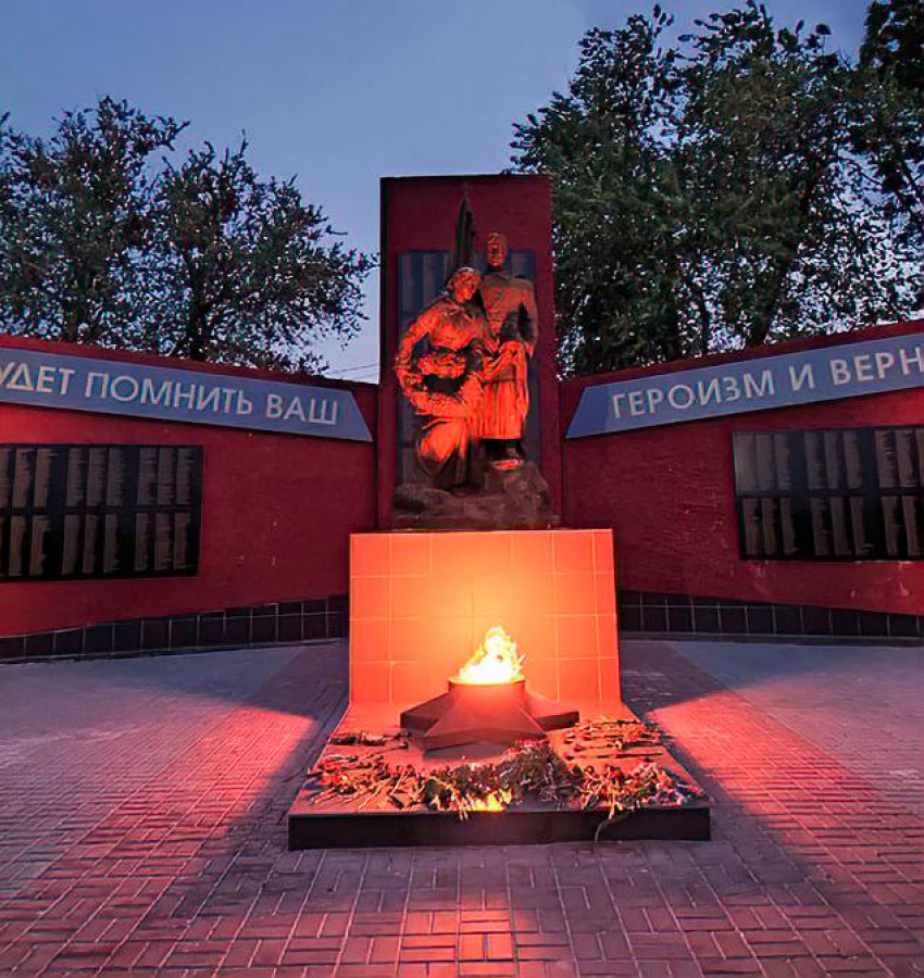 В Камышине перед Днем Победы зажгли вечный огонь на Братских захоронениях, камышане без распоряжений несут к мемориалу цветы