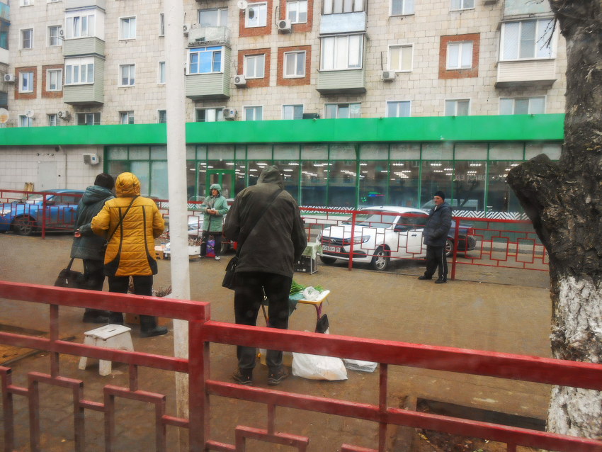 В Волгоградской области вводят десятикратные штрафы для «копателей» дорог и тротуаров, а также торговцев на стихийных рынках