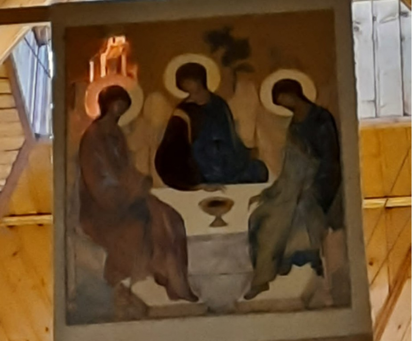 Сегодня, 12 июня, на Троицу, в волгоградском храме засветился нимб на иконе Святой Троицы